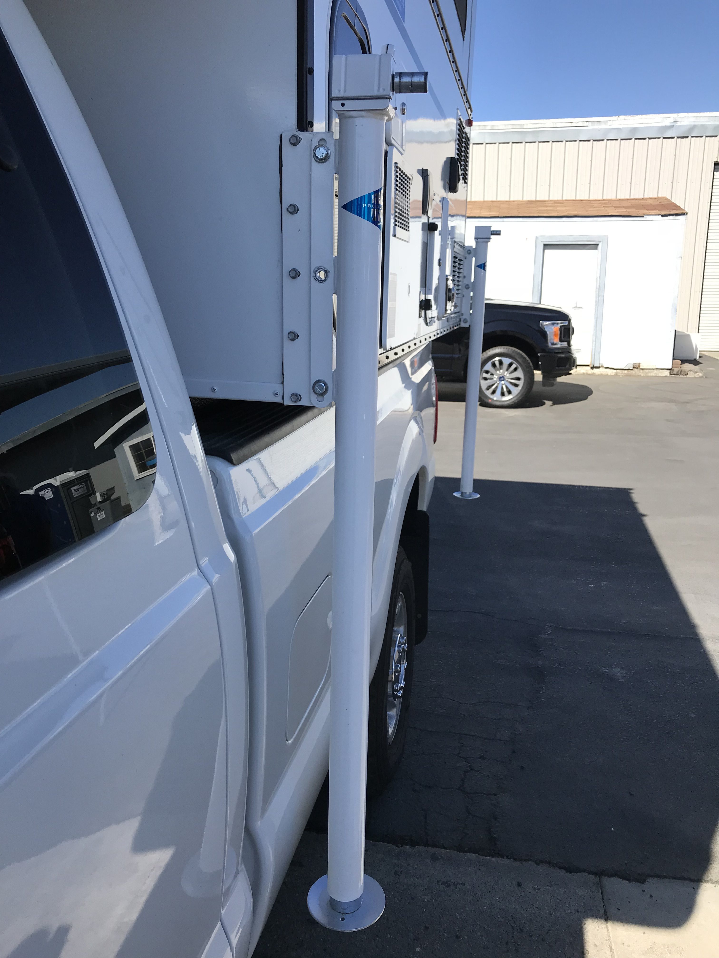 Four Wheel Campers - stabilising